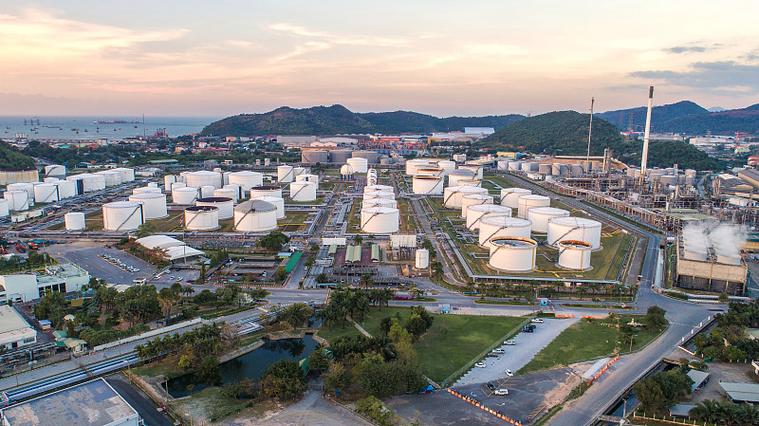 鸟瞰图炼油厂工厂位于自然中间无排放周围的空气是纯净的